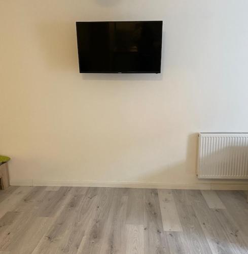 Family Apartments Lübeckにあるテレビまたはエンターテインメントセンター