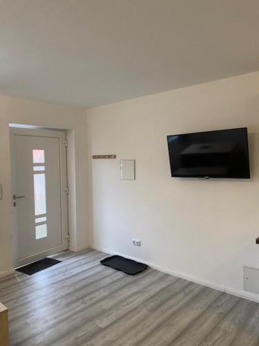 Family Apartments Lübeckにあるテレビまたはエンターテインメントセンター