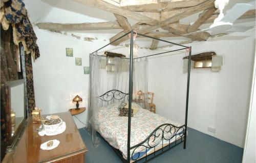 1 dormitorio con cama con dosel y mesa en Awesome Home In Eymet With 1 Bedrooms And Outdoor Swimming Pool, en Eymet