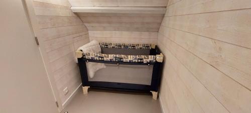 an overhead view of a bench in a room at Au coquelicot : gîte cosy pour 8 pers. avec jardin in Ath