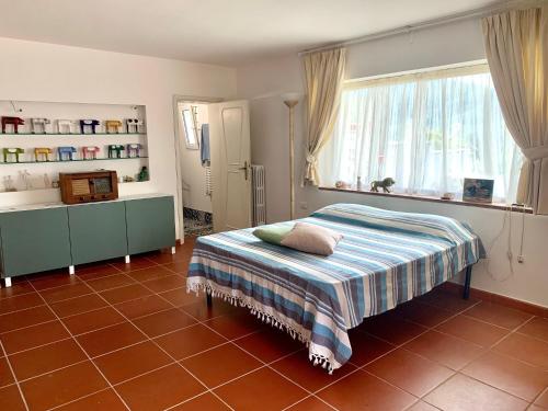 1 dormitorio con cama y ventana en La stanza col giardino, en Bagno a Ripoli