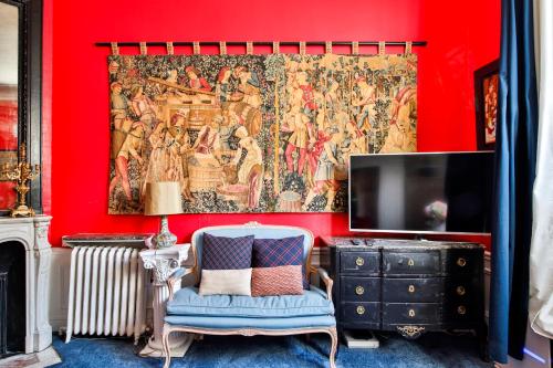 - un salon avec un mur rouge orné d'une tapisserie dans l'établissement #Arc DeTriomphe #Trocadero #Style Haussmanien#AC, à Paris