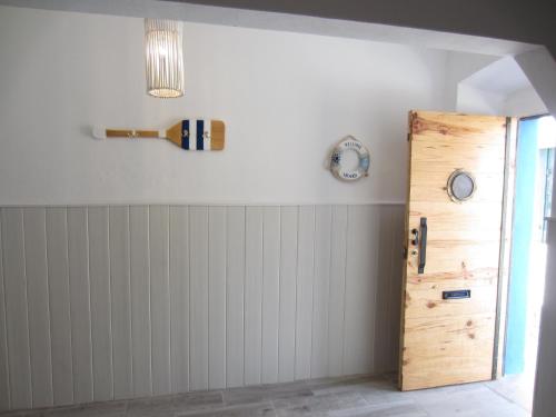 um quarto com uma porta e um relógio na parede em A Praia da Messejana em Messejana
