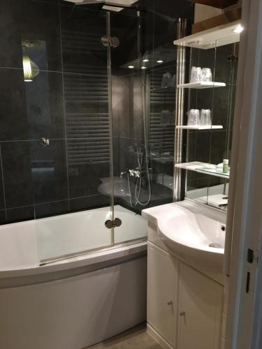 Ένα μπάνιο στο Domaine de Moresville B&B