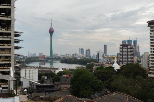コロンボにあるZest Metropoleの川と建物のある街の景色