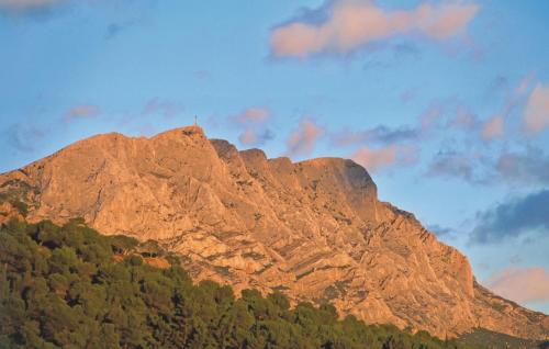 une montagne rocheuse avec des arbres devant elle dans l'établissement Lovely Home In La Bastide, à La Bastide