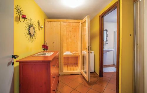Lauco的住宿－Casa Ferigo A，浴室配有水槽和带黄色墙壁的淋浴