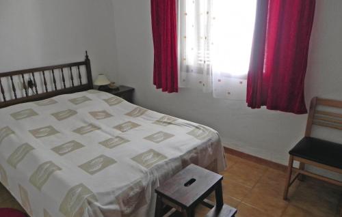 um quarto com uma cama e uma janela com cortinas vermelhas em Tropicanapark em Denia