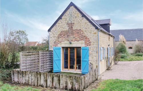 ein altes Backsteingebäude mit blauen Türen darauf in der Unterkunft 2 Bedroom Awesome Home In Brucheville in Brucheville