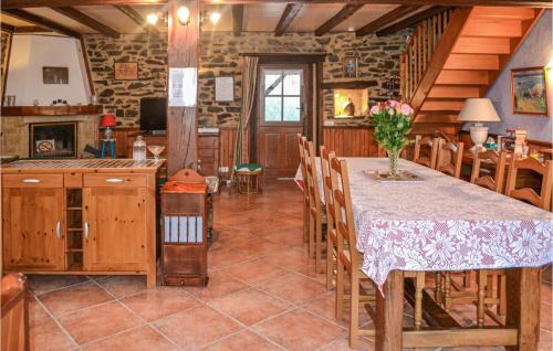 Una cocina y un comedor con mesa y sillas. en 3 Bedroom Amazing Home In Payzac, en Payzac