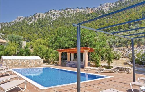 una piscina con sillas y un cenador en Beautiful Home In Estellencs With 6 Bedrooms, Wifi And Outdoor Swimming Pool en Estellencs