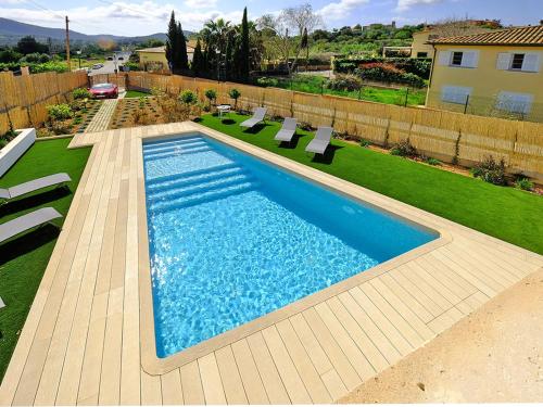 una piscina con sillas en un patio en Villa Can Benet de sa Cubana by Slow Villas, en Calviá