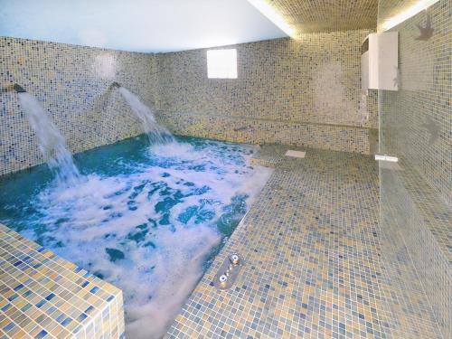 La salle de bains est pourvue d'une baignoire avec fontaine à eau. dans l'établissement Villa Can Benet de sa Cubana by Slow Villas, à Calvià