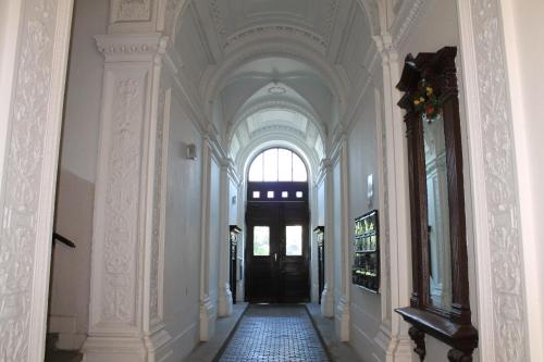 einen Flur mit schwarzer Tür in einem Gebäude in der Unterkunft Royal Prague Apartment Celakovskeho Sady in Prag