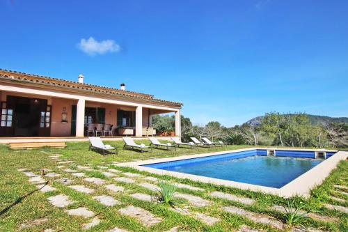 Villa con piscina frente a una casa en Villa Es Bosquet by Slow Villas, en Crestatx