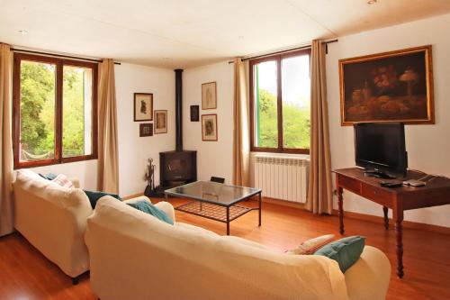 Sala de estar con 2 sofás y TV en Villa Es Bosquet by Slow Villas, en Crestatx