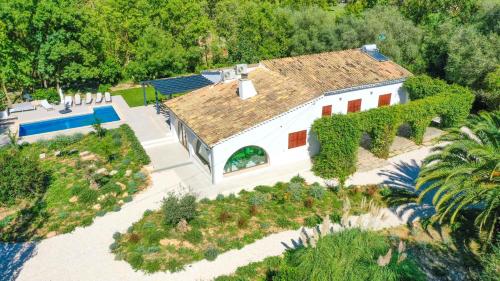 プイグプニェントにあるVilla Roca Verde by Slow Villasのスイミングプール付きの家屋の空中ビュー