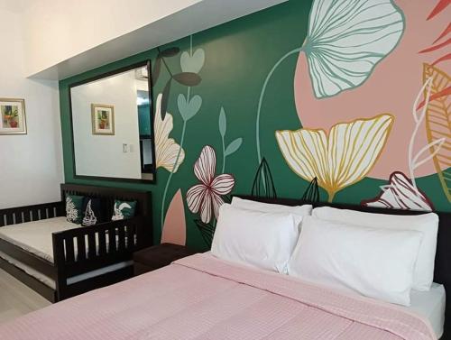 una camera con letto e parete con farfalle di Da Condotel Tagaytay @ Wind Residences a Tagaytay