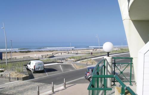- une vue sur un parking avec une voiture et la plage dans l'établissement Nice Apartment In St, Hilaire De Riez, à Saint-Jean-de-Monts
