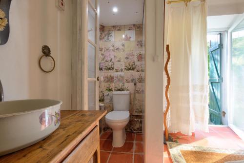 Kupatilo u objektu Adore Portugal Lousã Casa Rural 2 Suites
