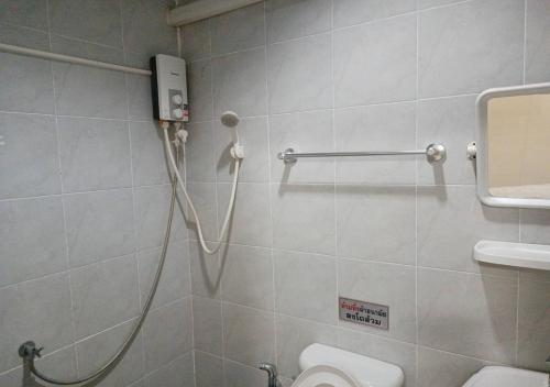 a shower in a bathroom with a toilet at กู๊ดวิวสัตหีบ in Sattahip