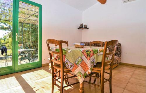 une salle à manger avec une table et des chaises dans l'établissement Le Chêne, à Méjannes-le-Clap