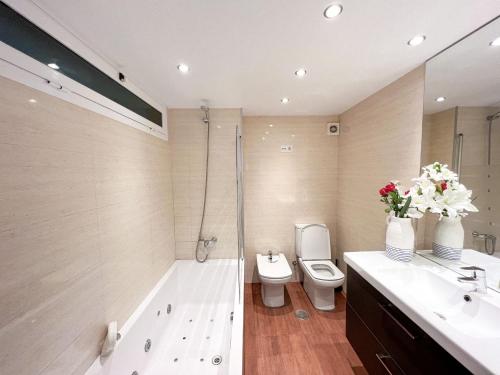 A bathroom at Luxury Apartament in Marina