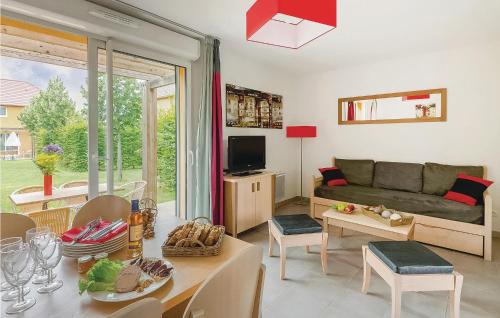 un salon avec un canapé et une table dans l'établissement Les Bastides De Lascaux, à Montignac