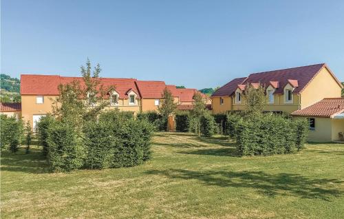 une rangée de buissons devant une maison dans l'établissement Les Bastides De Lascaux, à Montignac