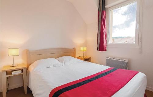 モンティニャックにあるLes Bastides De Lascauxのベッドルーム1室(ベッド1台、窓、ランプ2つ付)