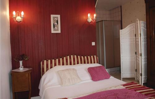 プルーアにあるNice Home In Plouha With 1 Bedroomsの赤い壁のベッドルーム1室(ベッド1台付)