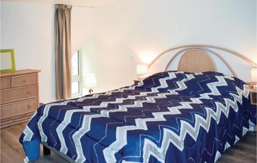 トレギエにあるStunning Apartment In Treguier With 1 Bedrooms And Wifiのベッドルーム1室(青と白の掛け布団付)