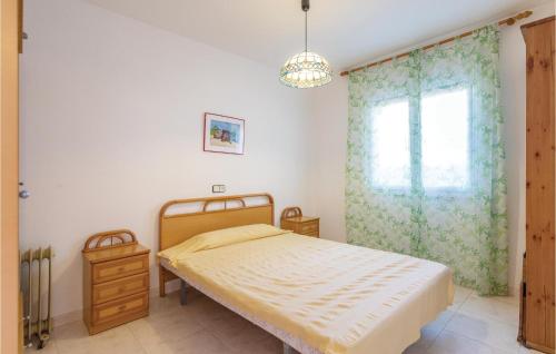 um quarto com uma cama e uma janela em Amazing Home In Lametlla De Mar With Swimming Pool em Les tres Cales