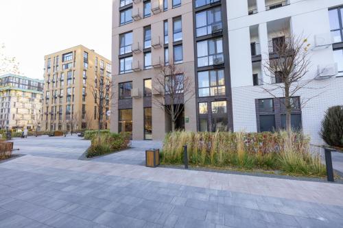 un cortile in una città con edifici alti di Nyvky Like Home - Fayna Town - apt 149 8 поверх, 1 буд a Kiev