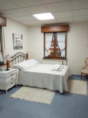貝妮亞的住宿－Apartamento Valle del Güeña，一间卧室设有一张大床和一个窗户。