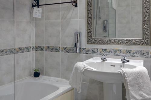 Bilik mandi di The Winnock Hotel