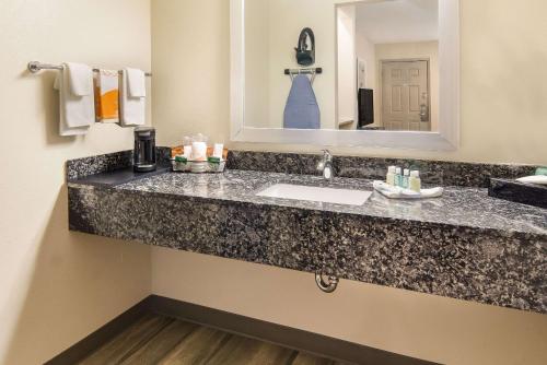 Ένα μπάνιο στο Quality Inn & Suites Dallas-Cityplace