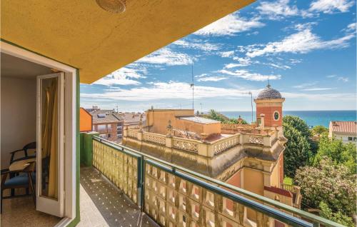 Un balcón o terraza de Stunning Apartment In Malgrat De Mar With 2 Bedrooms And Outdoor Swimming Pool