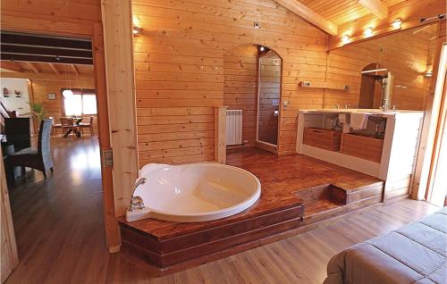 カロンジェにあるAwesome Home In Calonge With 4 Bedrooms, Jacuzzi And Wifiの木製の部屋にバスルーム(大きなバスタブ付)が備わります。