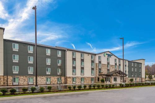 an image of a hotel with a building at WoodSpring Suites Tampa Airport North Veterans Expressway in Tampa