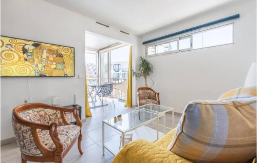 un salon avec un canapé et une table en verre dans l'établissement Lovely Apartment In La Grande-Motte, à La Grande Motte