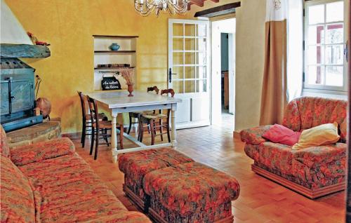 un soggiorno con un divano, un tavolo e delle sedie di Amazing Home In La Begude-De-Mazenc a Truinas