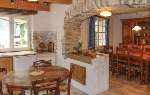 une cuisine et une salle à manger avec une table et un comptoir dans l'établissement Amazing Home In La Begude-De-Mazenc, à Truinas