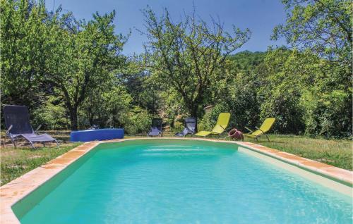 una piscina con quattro sedie di Amazing Home In La Begude-De-Mazenc a Truinas