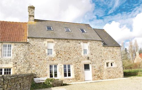 Nice Home In Quettehou With 4 Bedrooms And Wifi