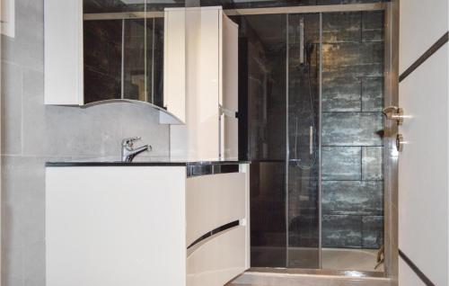een badkamer met een wastafel en een douche bij Nice Home In Ville Di Paraso With Wifi in Ville-di-Paraso