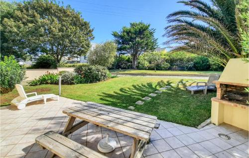 una mesa de picnic y sillas en un patio en Holiday Home Fleurac P-697, en Plouguerneau
