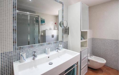 A bathroom at Lovely Home In Aguilas With House Sea View