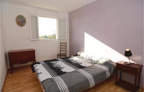 ル・サムビュクにあるLe Cyprsのベッドルーム(ベッド1台、窓付)