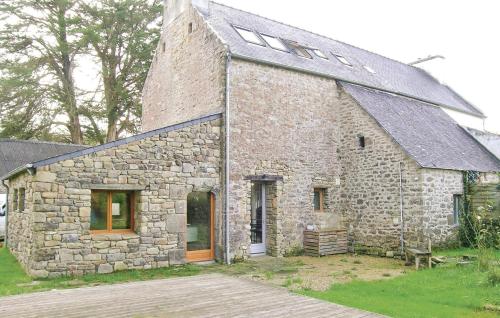 un ancien bâtiment en pierre avec un toit en gambrel dans l'établissement Gorgeous Home In Mahalon With Kitchen, à Mahalon